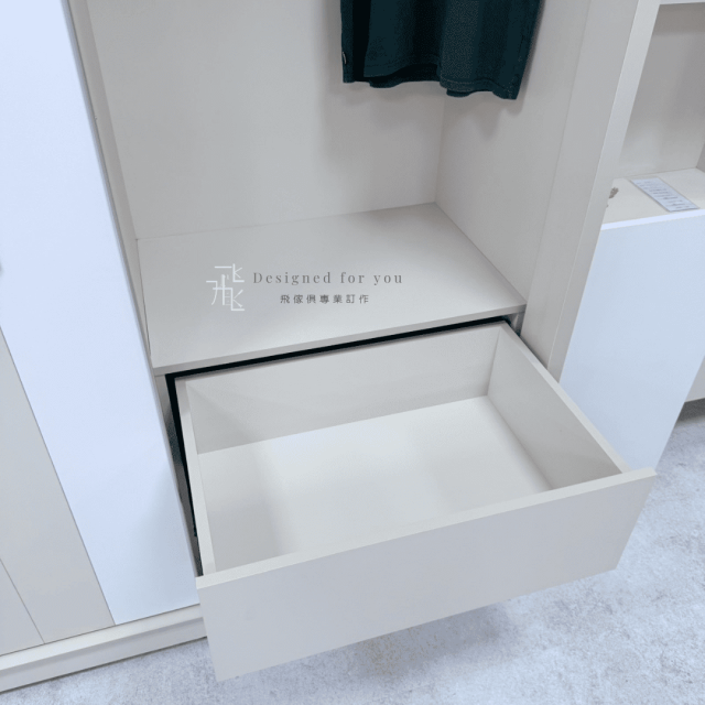 O013 奶茶5尺推門衣櫃