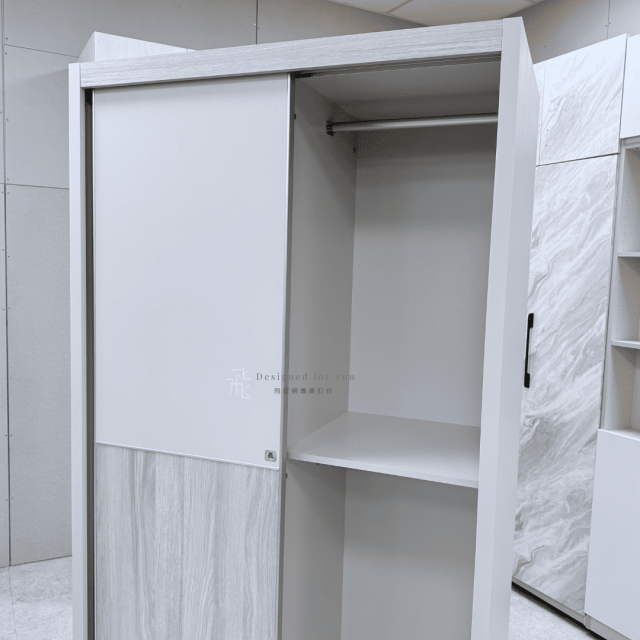 O019 北歐霧白推門衣櫃