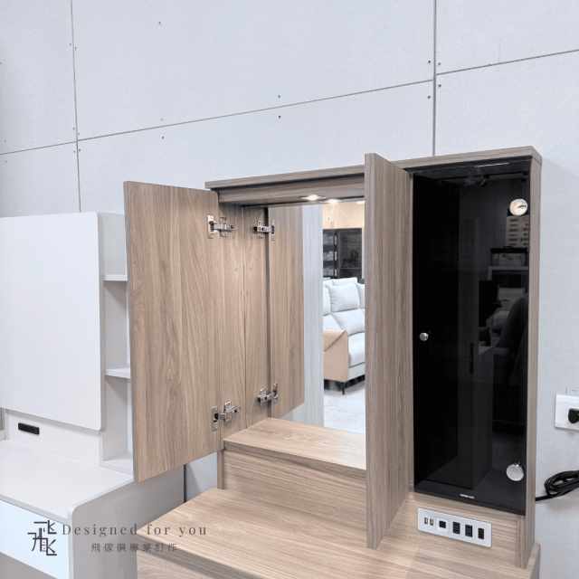 U03 芬迪亮面玻璃化妝台