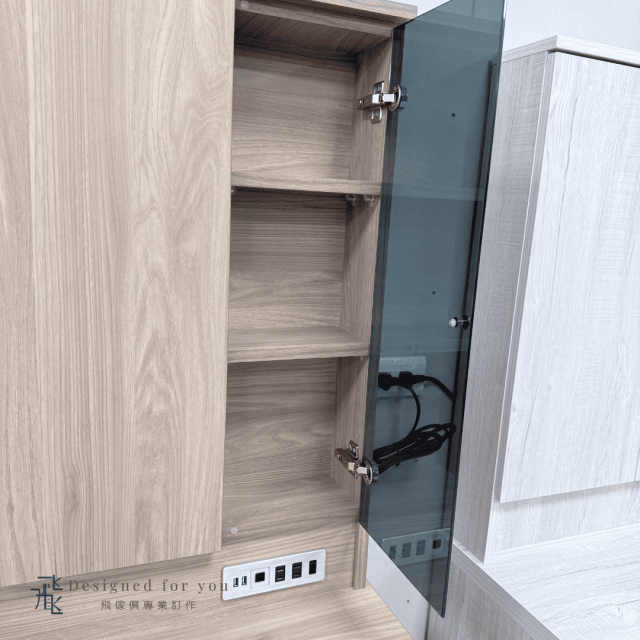 U03 芬迪亮面玻璃化妝台