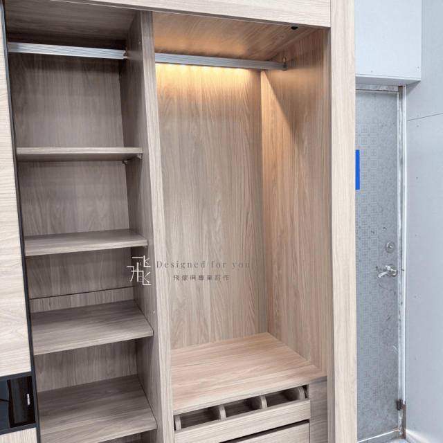 O007 芬迪7尺LED推門衣櫃