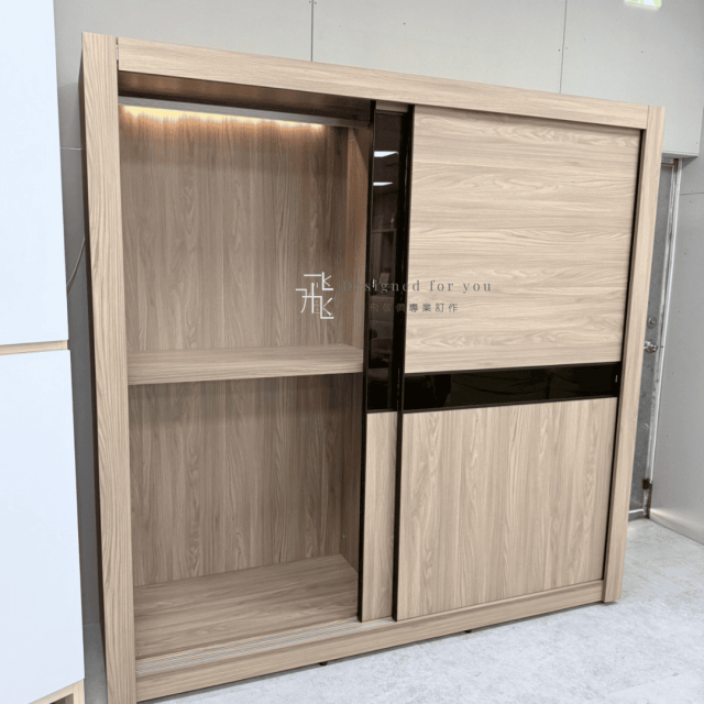 O007 芬迪7尺LED推門衣櫃